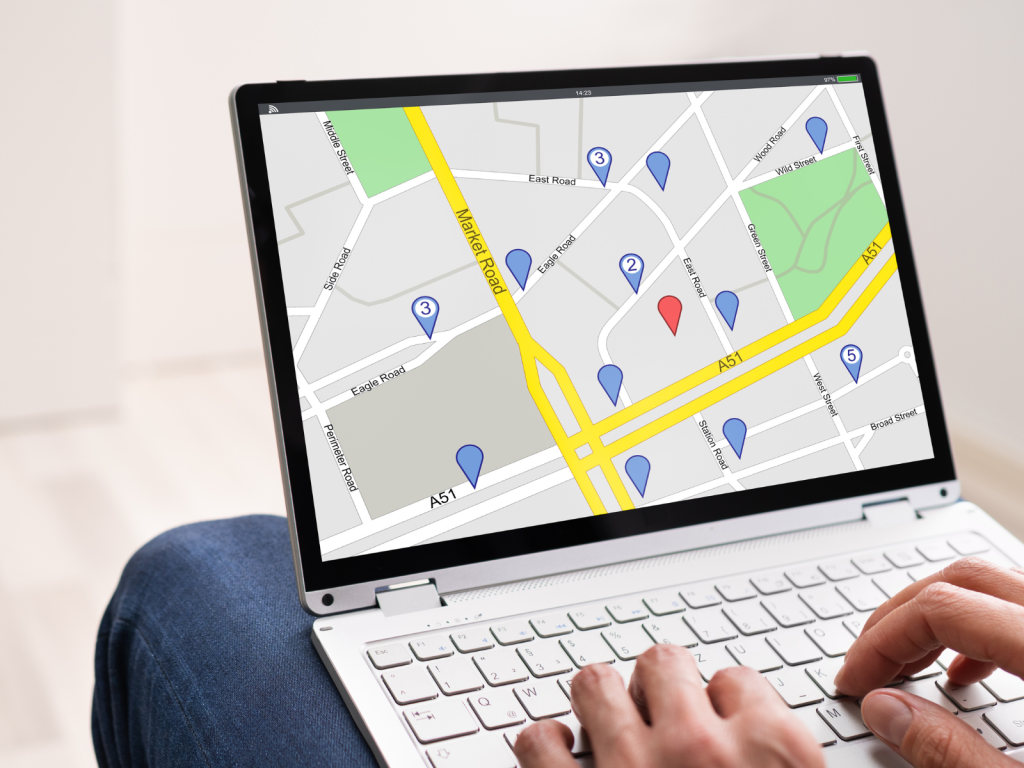 Wyszukiwanie lokalizacji na mapie na laptopie