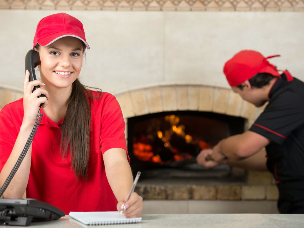 Personel pizzerii przyjmuje zamówienia oraz wypieka pizzę 