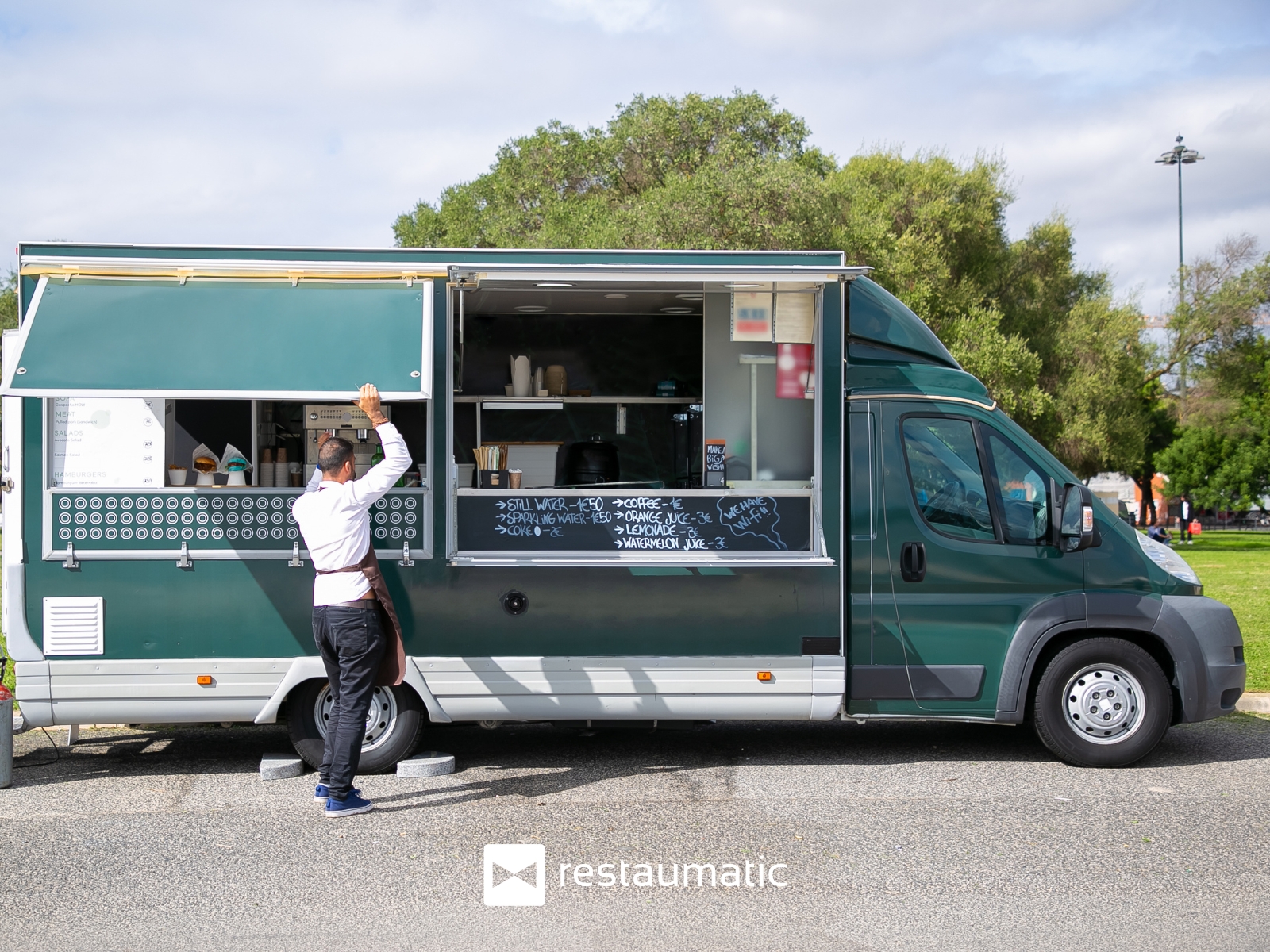 Jak otworzyć food truck? Ile wynoszą koszty i jakie są zarobki?