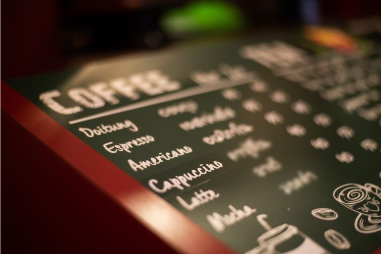 Także w kawiarniach warto dbać o aktualizację karty menu.