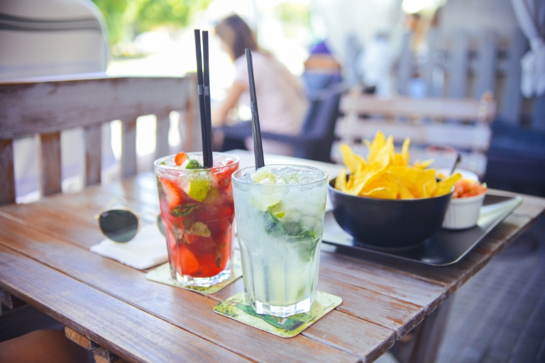 Za sprzedaż alkoholu w restauracji bez koncesji, grożą kary finansowe, a nawet kara pozbawienia wolności.