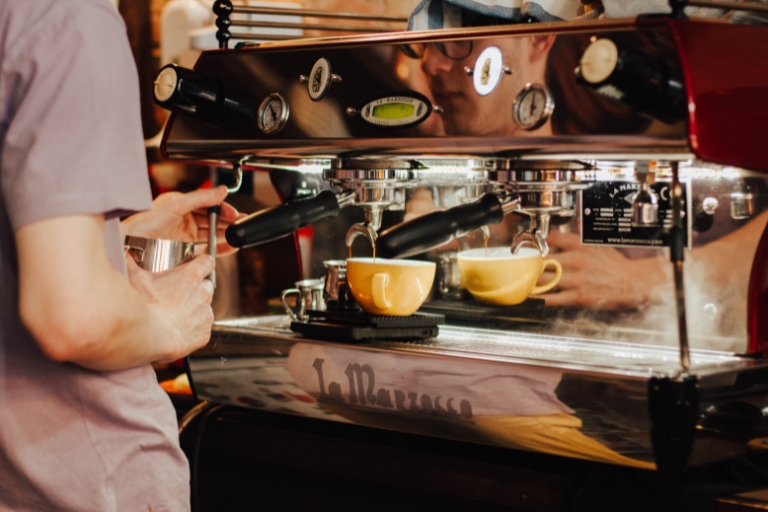 Profesjonalny ekspres gastronomiczny umożliwia przygotowanie różnych rodzajów kaw.