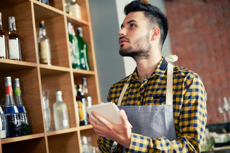 Podczas inwentaryzacji w restauracji nie należy zapominać o zliczeniu zapasów napojów i alkoholi. 