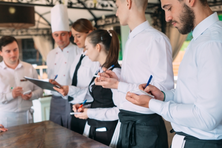 Szkolenie wewnętrzne w restauracji musi być dostosowane do oczekiwań pracowników i potrzeb restauracji.