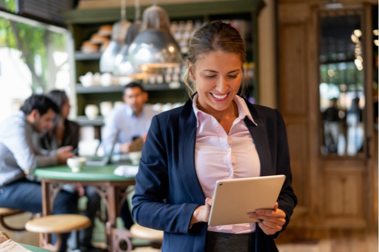 Kierownik restauracji musi przykładać dużą wagę do swojego profesjonalnego zachowania i wyglądu.