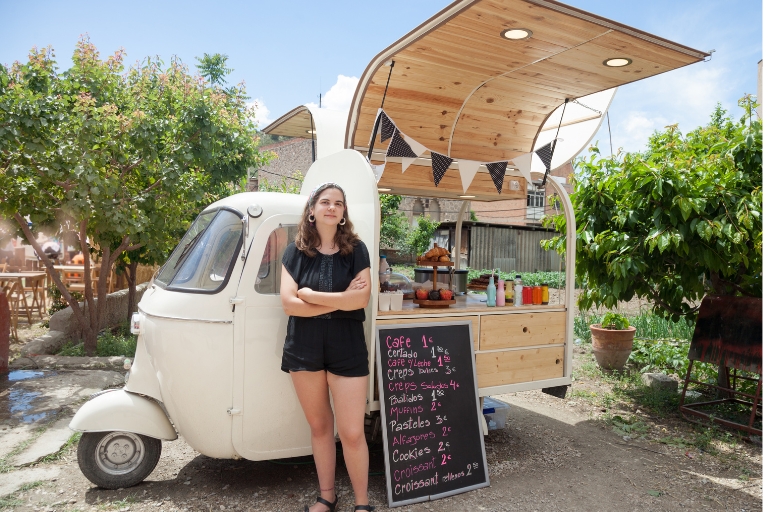 Street food obejmuje też sprzedaż kawy i innych napojów.