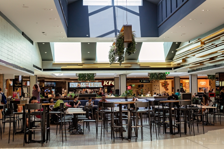 Wspólna przestrzeń w sferze food court w galerii handlowej.