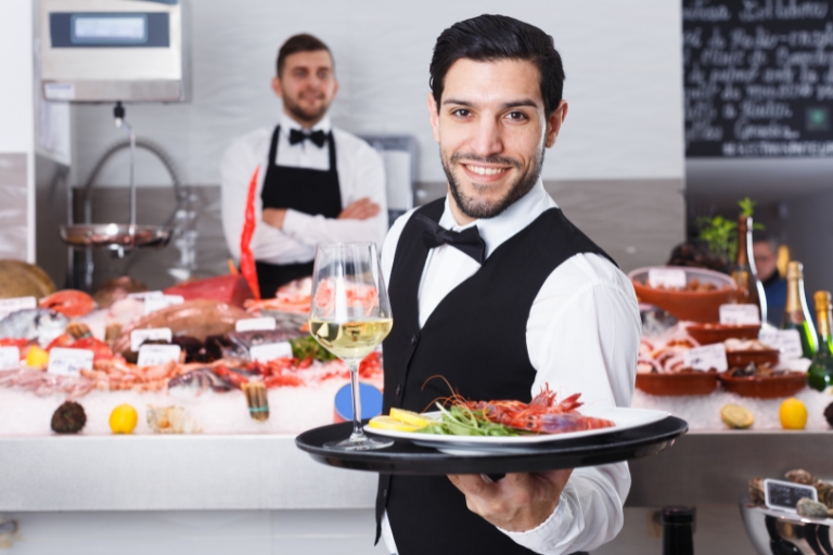 Elegancki strój kelnera w restauracji.