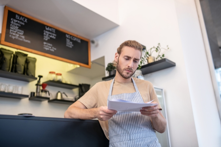 Barista w kawiarni w stylu skandynawskim.