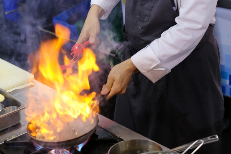 Wystarczy chwila nieuwagi, by w restauracji wybuchł pożar, dlatego warto kupić ubezpieczenie restauracji.