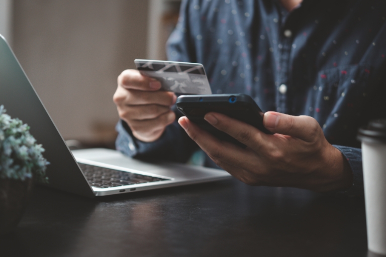 Mężczyzna zamawia jedzenie przez aplikację mobilną restauracji.