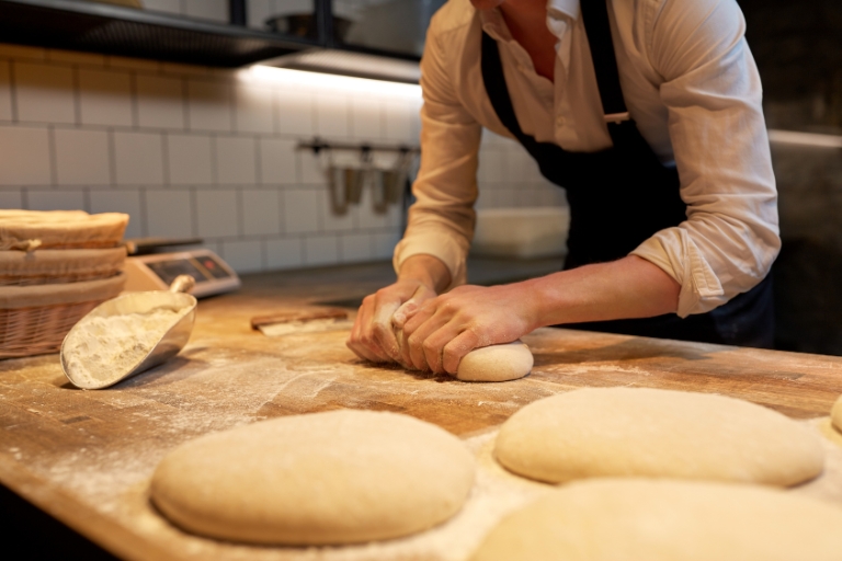 Pieczenie chleba w restauracji.