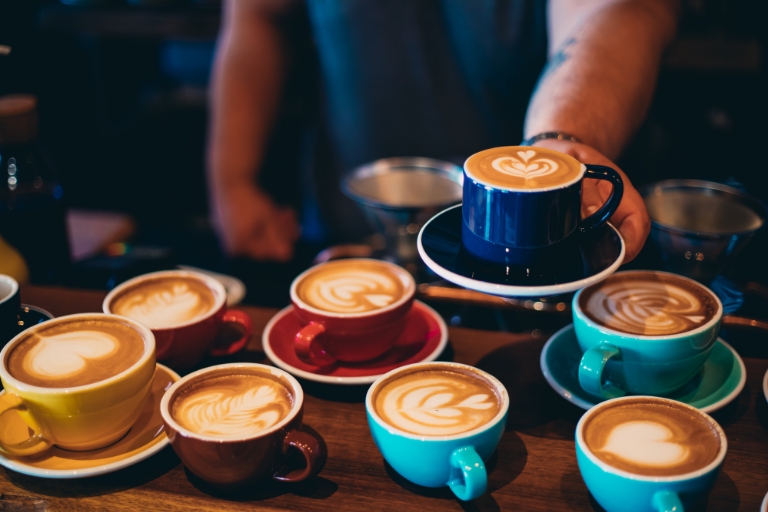Barista podaje kawy w kawiarni.