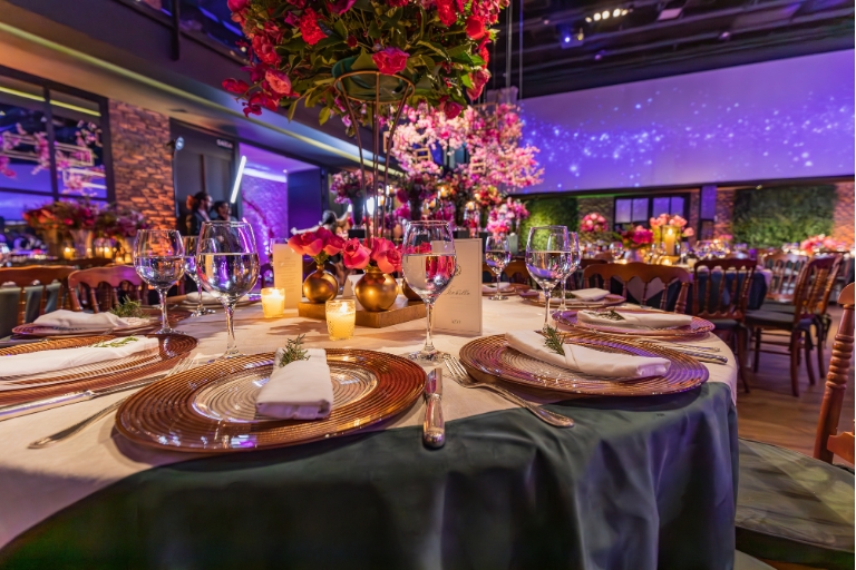 Elegancki bal sylwestrowy w restauracji.