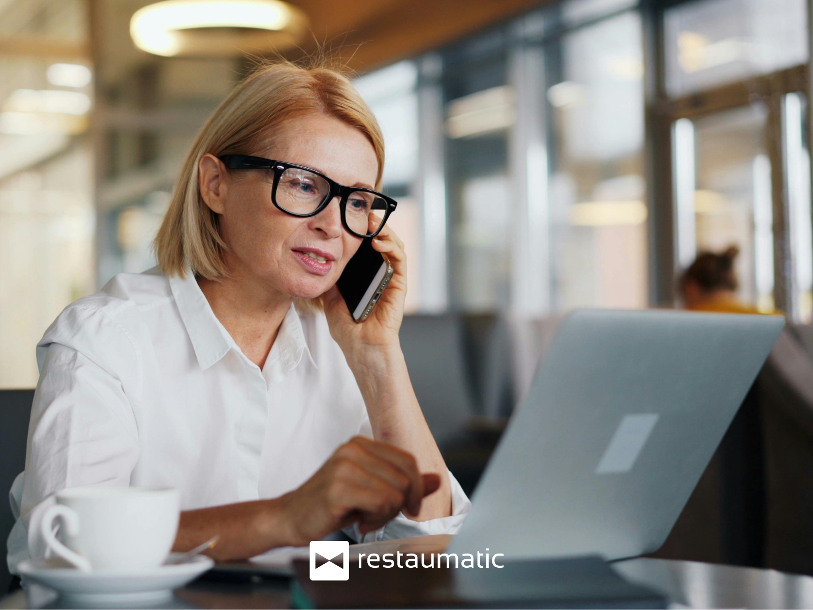 Onboarderka wyjaśnia restauratorowi jak ustawić funkcję w systemie.