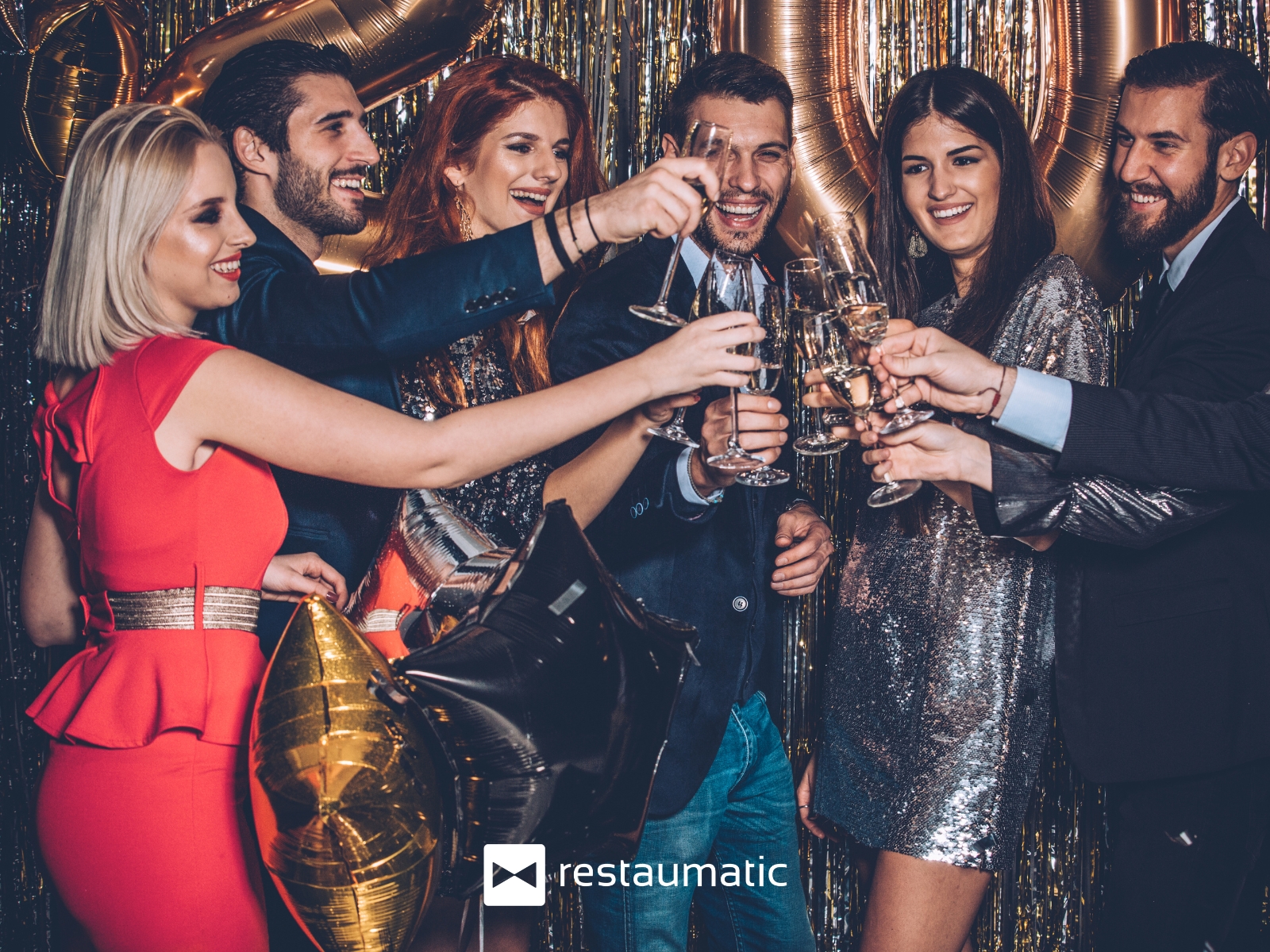 Goście bawią się na imprezie sylwestrowej w restauracji.