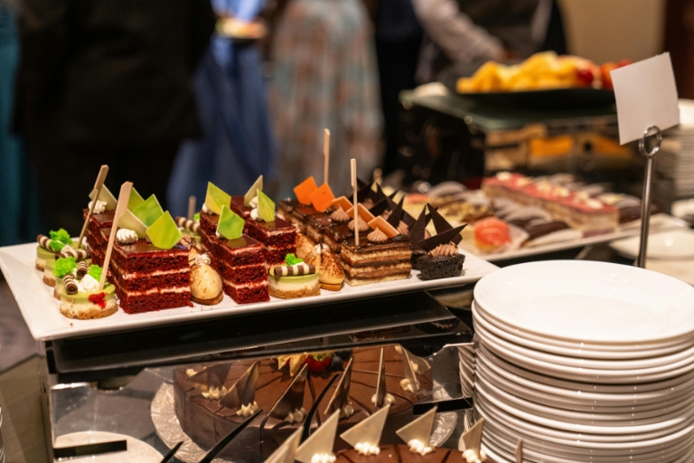 Szwedzki stół z deserami na impresie sylwestrowej w restauracji.