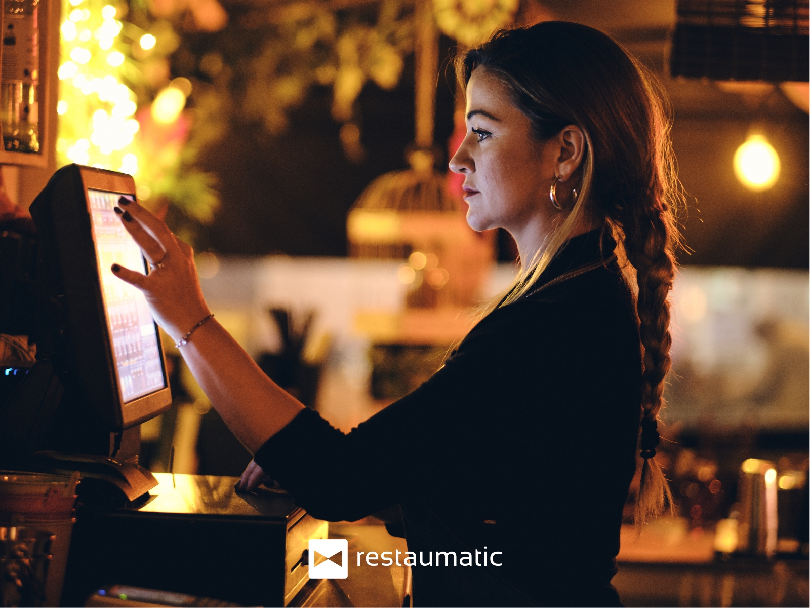 Restauratorka obsługuje system POS.