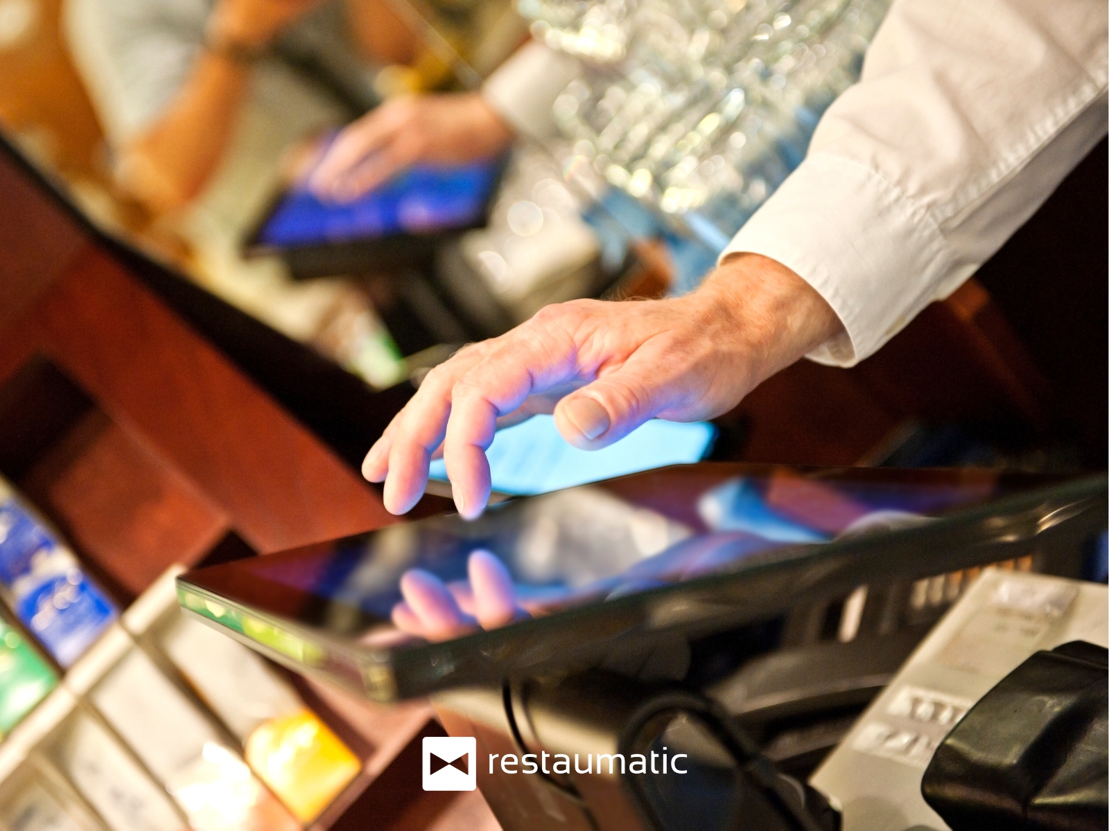 Kelner wystawia fakturę w systemie POS.