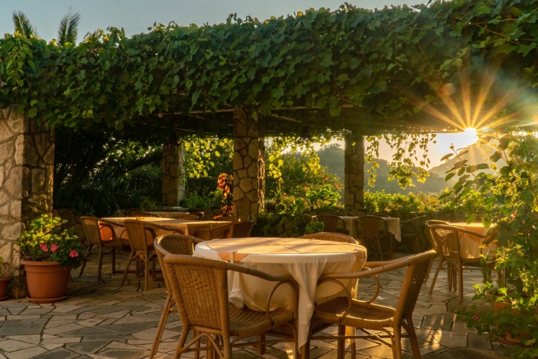 Elegancki letni ogródek w restauracji.